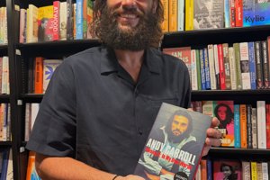 Άντι Κάρολ: "Αυτός είναι ο άνδρας που με κακοποίησε σεξουαλικά" - Η εφιαλτική νύχτα στο σπίτι του με τον γνωστό χορογράφο