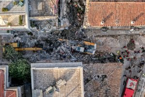 "Θεέ μου σε μισώ": Συγκλονίζει άνδρας που έχασε δύο αδέλφια και την έγκυο νύφη του από την έκρηξη στην Πλάκα - εικόνα 7