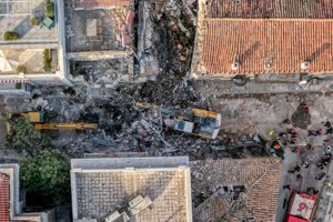 "Θεέ μου σε μισώ": Συγκλονίζει άνδρας που έχασε δύο αδέλφια και την έγκυο νύφη του από την έκρηξη στην Πλάκα - εικόνα 7