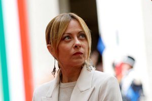 Σάλος στην Ιταλία με τον Ταγιάνι: "Καλύτερες μητέρες οι γυναίκες με μακριές φούστες" - Η απάντηση με... μίνι στη Βουλή - εικόνα 2