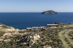 Πως ένα πέτρινο νησιώτικο τοπίο "γεννάει" ένα εντυπωσιακό σπίτι