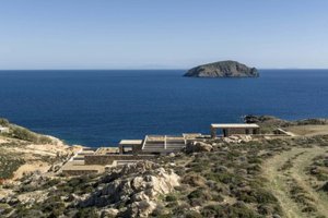 Πως ένα πέτρινο νησιώτικο τοπίο "γεννάει" ένα εντυπωσιακό σπίτι