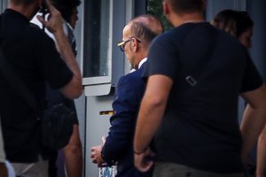 Μαζωνάκης: "Κανείς μας δεν ακουμπάει το μηχάνημα, μόνο η 56χρονη γιατρός" - Τι λέει η υπάλληλος του ιατρείου στο Κολωνάκι - εικόνα 2