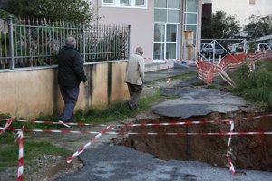 Ρέμα Πικροδάφνης: Γεμίζει λύματα και σαπουνάδες με την πρώτη βροχή - Ανάστατοι οι κάτοικοι ζητούν παρέμβαση - εικόνα 2