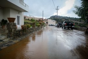 Κρήτη: Έσπασε το "φράγμα" των 100 χιλιοστών βροχής - Φούσκωσε το ποτάμι στα Ζωνιανά, εκδόθηκε 112, πλημμύρισαν δρόμοι