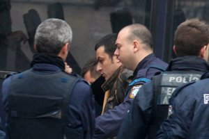 Αλκέτ Ριζάι: Άφαντος για τρίτο 24ωρο - Ο ιδιοκτήτης του μπαρ τον αφόπλισε, αλλά του επέστρεψε το όπλο όταν τον αναγνώρισε - εικόνα 2