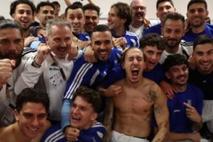 Συγκινητικό βίντεο: Τα δάκρυα του Σάλιακα στην ανάκρουση του εθνικού ύμνου πριν το Ελλάδα - Ολλανδία [βίντεο] - εικόνα 4