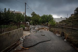 Κρήτη: Γιγαντιαίος βράχος καρφώθηκε μπροστά σε εν κινήσει αυτοκίνητο στην Ιεράπετρα - εικόνα 3