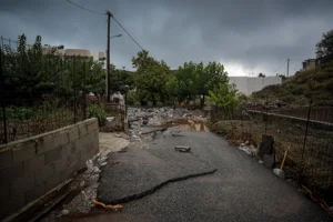 Κρήτη: Γιγαντιαίος βράχος καρφώθηκε μπροστά σε εν κινήσει αυτοκίνητο στην Ιεράπετρα - εικόνα 3