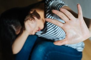 Μεσαίωνας στο Ηράκλειο: Τη μαστίγωσε με καλώδιο επειδή αρνήθηκε να τον ακολουθήσει - εικόνα 2