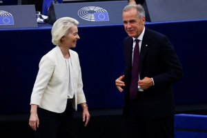 "Πέθαναν ως ήρωες": Υπόκλιση φον ντερ Λάιεν στους πιλότους που σκοτώθηκαν στις φωτιές στην Ελλάδα