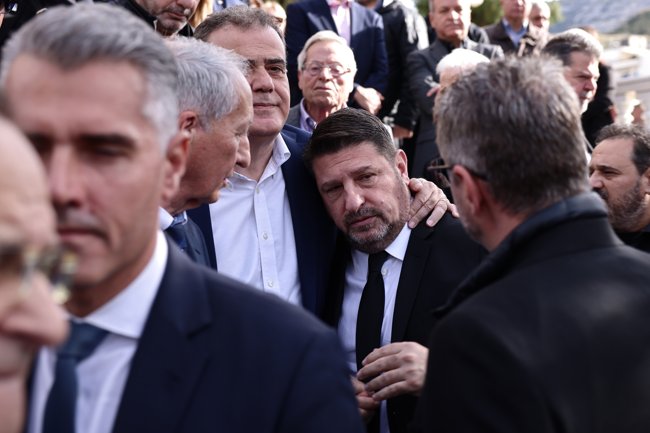 Ν.Χαρδαλιάς: Συγκίνηση στην κηδεία του πατέρα του - Ποιοι ήταν στο πλευρό του περιφεριάρχη [βίντεο]
