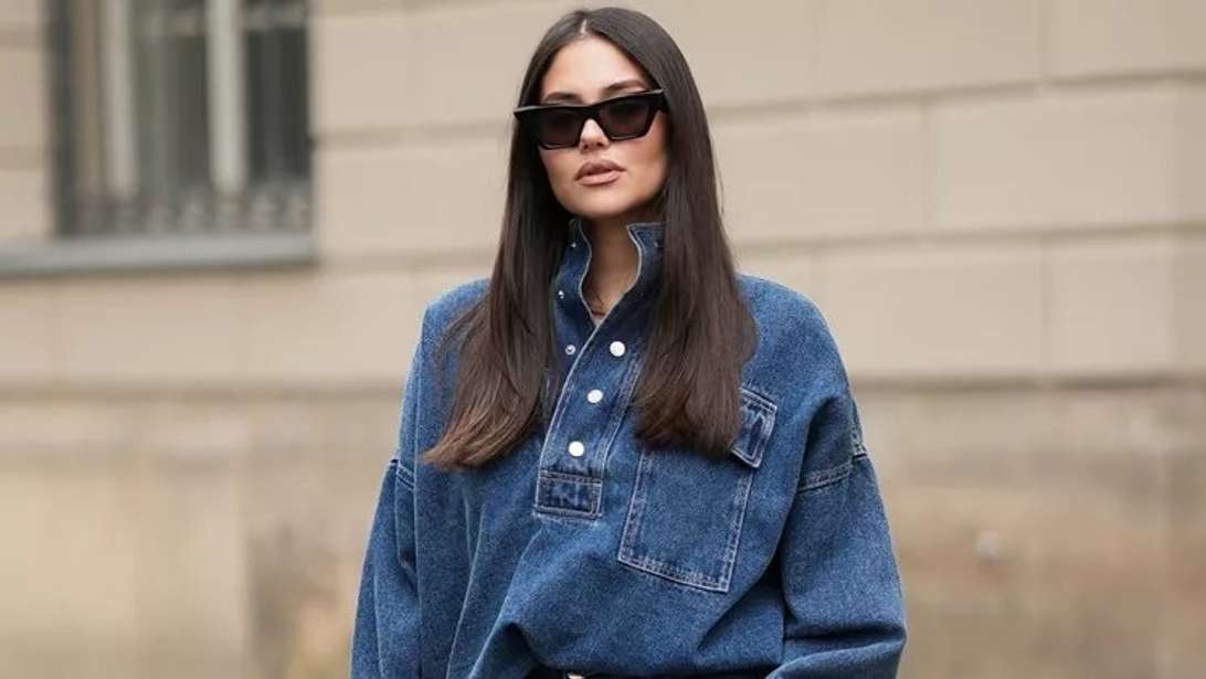 To πολυτελές denim φόρεμα που θα φοράς συνέχεια το φθινόπωρο