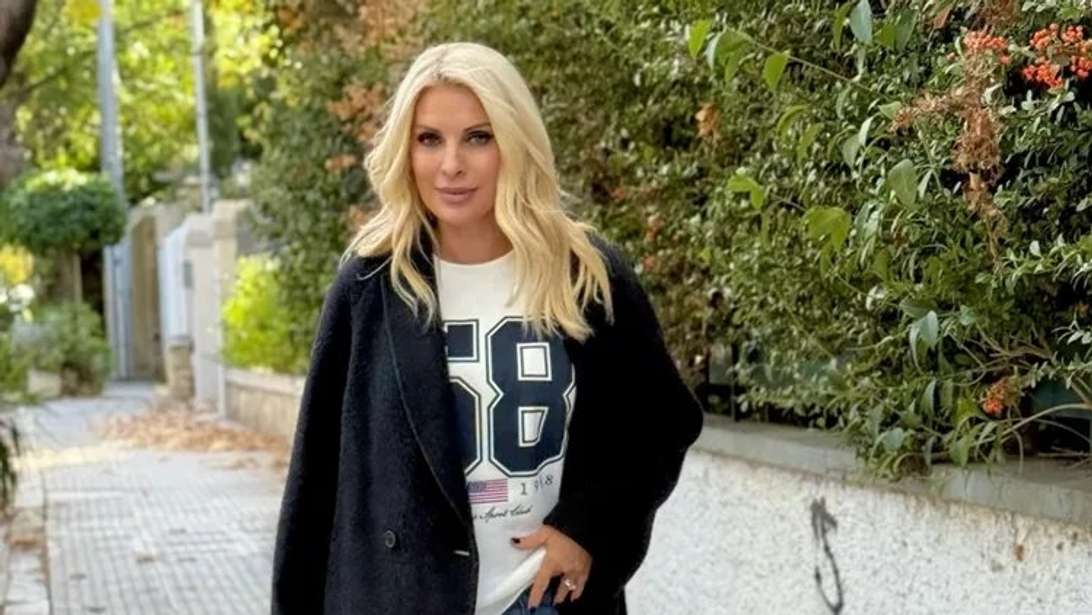 H Eλένη Μενεγάκη με πουλόβερ: Βρήκαμε ακριβώς το ίδιο