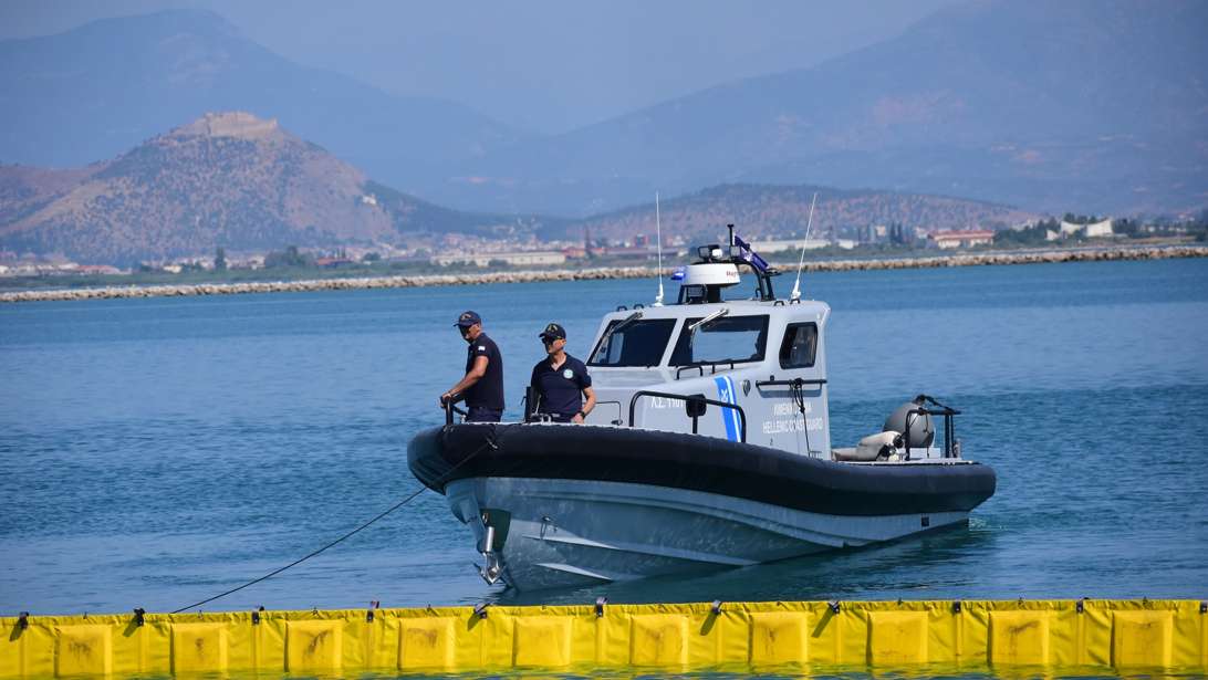 Στις φλόγες ιστιοφόρο στη βόρεια Εύβοια - Διέφυγαν με βοηθητικό σκάφος οι επιβάτες