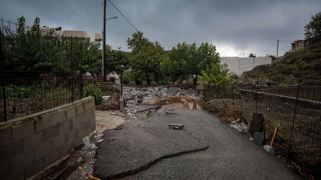 Η κακοκαιρία "χτυπά" την Κρήτη: Συναγερμός για Μυλοπόταμο - 8 εγκλωβισμένοι στο φαράγγι της Σαμαριάς