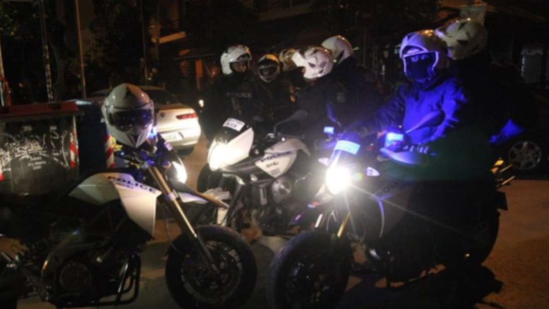 Θεσσαλονίκη: Κινηματογραφική σύλληψη Σέρβου κακοποιού σε καφέ της παραλιακής