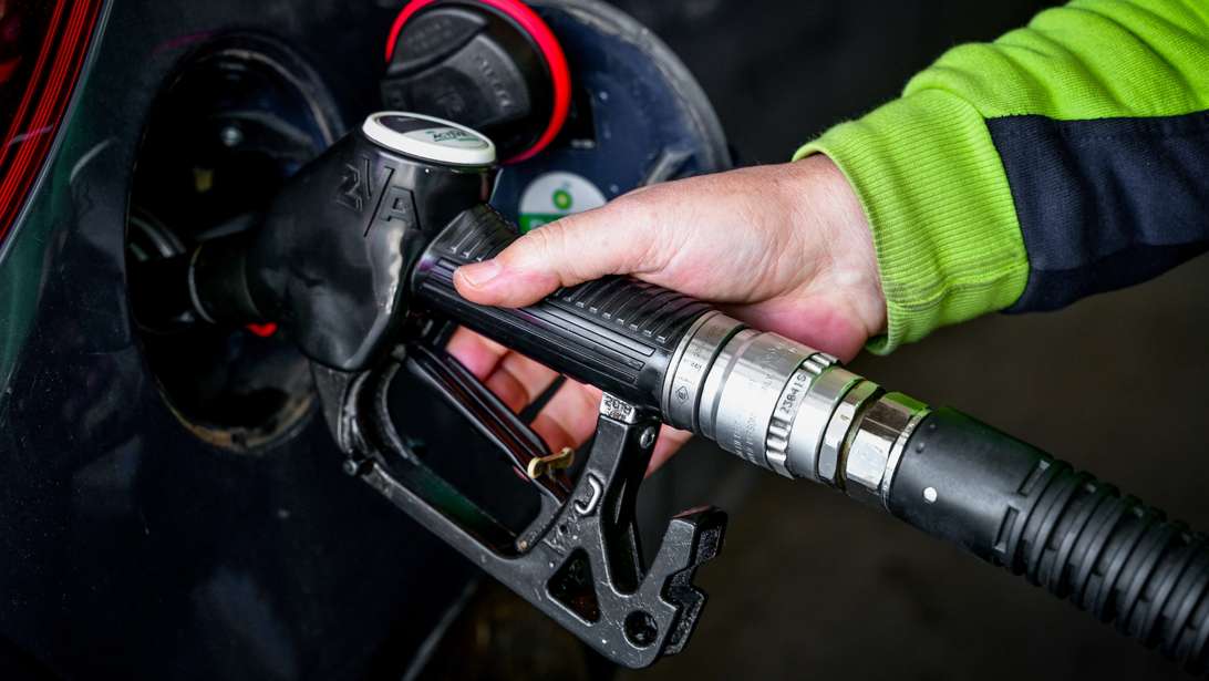 Ενέργεια: Υποχωρούν Brent, φυσικό αέριο -Τι γίνεται με τις τιμές των καυσίμων, πότε θα φανούν οι διεθνείς μειώσεις στην αντλία