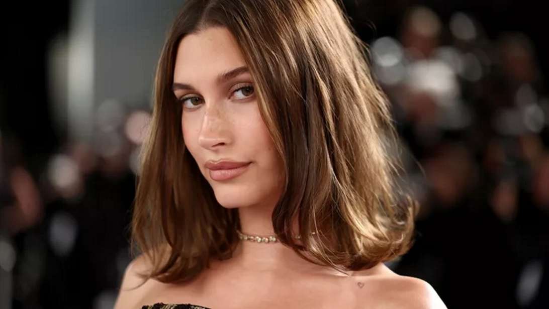 Η Hailey Bieber αποκάλυψε τη θεραπεία προσώπου που κάνει και της χαρίζει λαμπερή επιδερμίδα