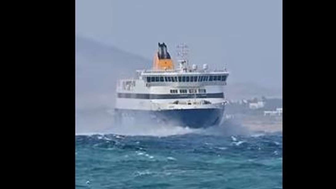 Κακοκαιρία: Η "μάχη" του Blue Star Naxos με τα κύματα - Ριπές 62 χλμ. την ώρα - Παραμένει το απαγορευτικό απόπλου