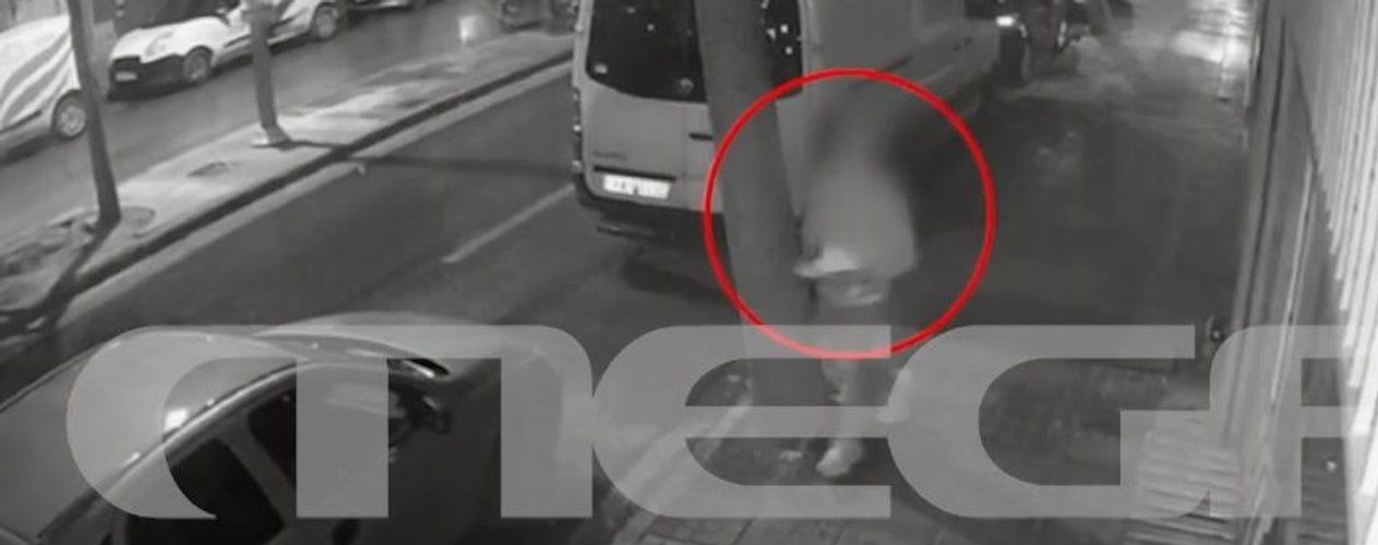 Διασυρμός γυναίκας στην Κρήτη: Βίντεο - Η στιγμή που άνδρας βάζει φακέλους σε ΙΧ με τη φωτογραφία και τα στοιχεία της