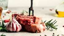 Carnivore ή μεσογειακή διατροφή; Τι λέει η επιστήμη για τις δύο δίαιτες
