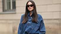 To πολυτελές denim φόρεμα που θα φοράς συνέχεια το φθινόπωρο