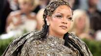 Η Rihanna αποκάλυψε το αγαπημένο άρωμα της συλλογής της και κοστίζει λιγότερα από 30 ευρώ