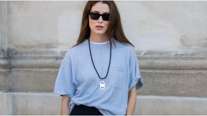 Το T-shirt χρειάζεται μόνο ένα κολιέ: 5 σχέδια που ταιριάζουν ιδανικά και αλλάζουν το look