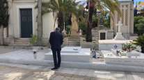 Κηδεία Μαργαρίτας Παπανδρέου: Ο Κώστας Λαλιώτης άφησε λουλούδια στους τάφους του Ανδρέα Παπανδρέου και του Κώστα Σημίτη [βίντεο]