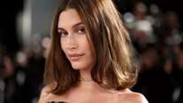 Η Hailey Bieber αποκάλυψε τη θεραπεία προσώπου που κάνει και της χαρίζει λαμπερή επιδερμίδα