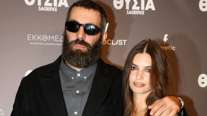 Έμιλι Ραταϊκόφσκι: Απογείωσε το διαχρονικό black dress με ένα sexy twist [εικόνες]