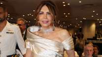 Μιμή Ντενίση: Η chic εμφάνισή της εν μέσω βροχής - Με γαλότσες, τζιν και oversized κόκκινο τζάκετ