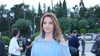 Άντζελα Γκερέκου: Με chic καφτάνι σε παρουσίαση του βιβλίου της στο Λιστόν - Στο πλευρό της η μητέρα της