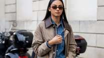 Αυτά τα τζιν παντελόνια επέλεξαν τα κομψά cool girls στο Παρίσι
