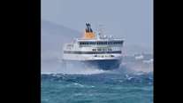 Καιρός: Η "μάχη" του Blue Star Naxos με τα κύματα - Ριπές 62 χλμ. την ώρα - Παραμένει το απαγορευτικό απόπλου