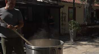 Αναβίωσε το μικρασιάτικο Κεσκέκι στην Καισαριανή: Καζάνια, κρασί και τραγούδια από τις αλησμόνητες πατρίδες