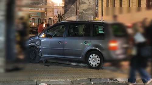 Πανικός στα Εξάρχεια: Αυτοκίνητο "καρφώθηκε" σε καφετέρια στη Χαριλάου Τρικούπη [βίντεο]