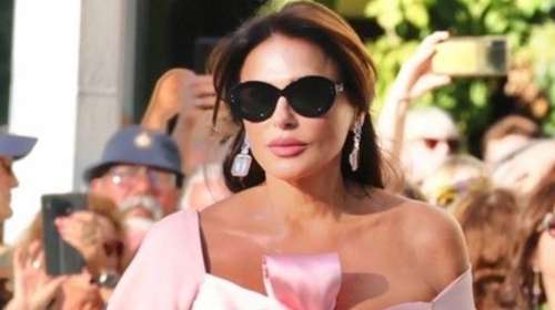Σήλια Κριθαριώτη: Απαστράπτουσα στη δεξίωση που παρατέθηκε στην πρεσβευτική κατοικία των ΗΠΑ