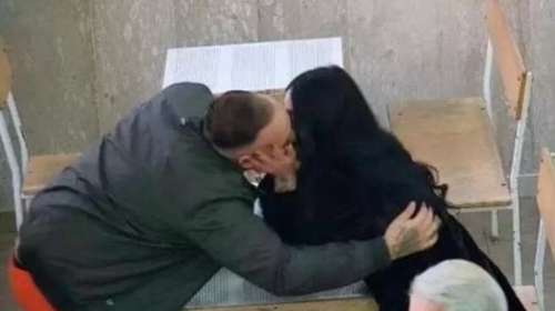 Σκηνή... από ταινία σε φυλακή στο Μπάρι: Του πέρασε στο στόμα κάρτες SIM με ένα παθιασμένο φιλί