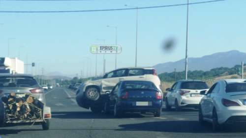 Τροχαίο ατύχημα στα Ιωάννινα: Αυτοκίνητο "σκαρφάλωσε" πάνω σε άλλο [εικόνα]