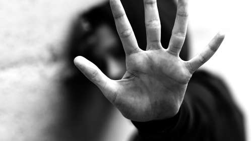 Πάτρα: Αστυνομικοί έσπασαν την πόρτα για να σώσουν γυναίκα που την ξυλοκοπούσε άγρια ο σύζυγός της