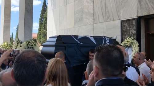 Το τελευταίο "αντίο" στον Ανδρέα Μαζαράκη - Πολιτικοί από όλο το φάσμα, δημοσιογράφοι και φίλοι του στο Α' Νεκροταφείο