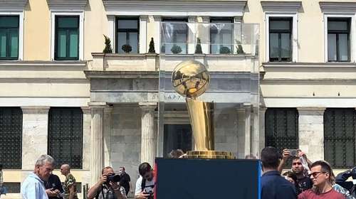 Στην Αθήνα το βαρύτιμο τρόπαιο του NBA: Πολίτες φωτογραφίζονται μαζί του, παρών και ο Χάρης Δούκας