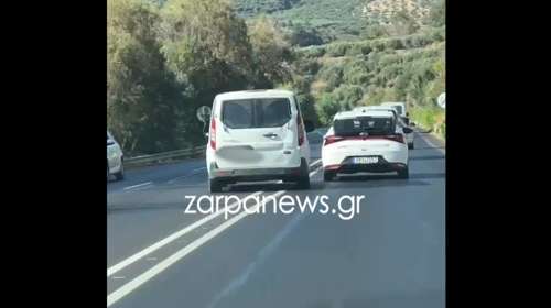 Τρόμος στα Χανιά: Αυτοκίνητο προσπερνά άλλα Ι.Χ. λίγο πριν από στροφή στην εθνική οδό [βίντεο]