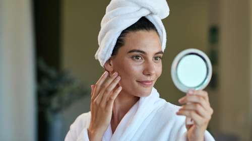Η skincare σειρά που υπόσχεται να "γυρίσει πίσω" τη βιολογική ηλικία της επιδερμίδας