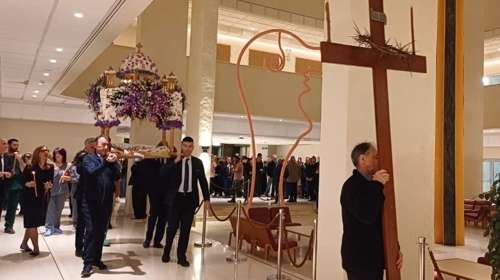 Ο Επιτάφιος που συγκίνησε στο Ωνάσειο: Μήνυμα πίστης και ελπίδας μέσα στο νοσοκομείο