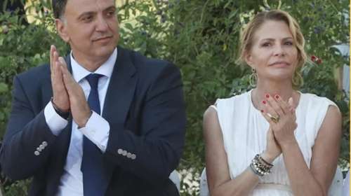 Τζένη Μπαλατσινού: Με λευκή δημιουργία στο Βυζαντινό Μουσείο - Στο πλευρό της ο Βασίλης Κικίλιας