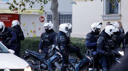 Τροχαίο με αστυνομικούς της ΔΙΑΣ στη Λεωφόρο Αθηνών: Όχημα έπεσε πάνω τους - Τραυματίστηκαν ελαφρά