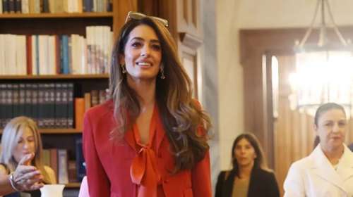 Aμάλ Κλούνει: Το κόκκινο skirt suit που επιβεβαιώνει τη δύναμη του power dressing